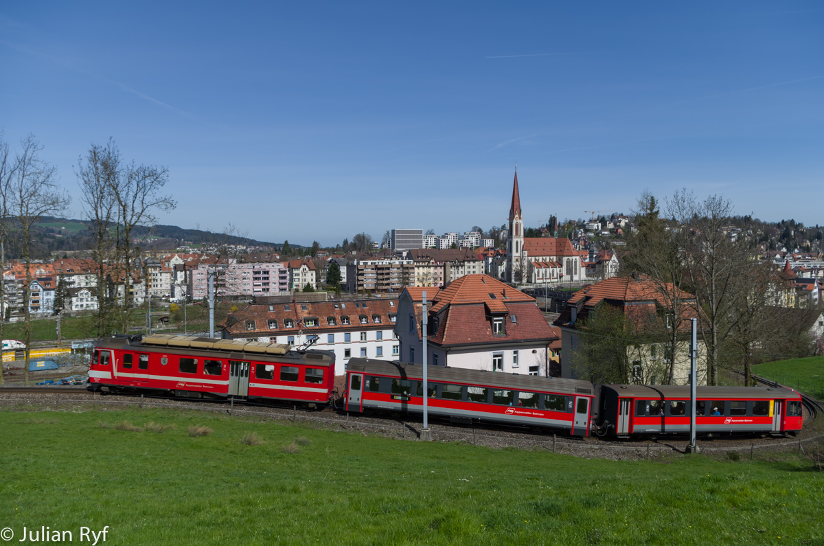 Im Herbst ist Baubeginn des neuen Ruckhaldetunnels, der die einzige Zahnradstrecke zwischen St. Gallen und Appenzell in wenigen Jahren ablösen wird. Grund genug für mich, vorher noch einmal hinzufahren. BDeh 4/4 14 hat zwei Minuten vorher den Bahnhof St. Gallen verlassen und befindet sich nun im Zahnstangenabschnitt in der Ruckhalde. 14. April 2015.