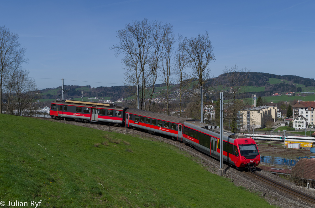 Im Herbst ist Baubeginn des neuen Ruckhaldetunnels, der die einzige Zahnradstrecke zwischen St. Gallen und Appenzell in wenigen Jahren ablösen wird. Grund genug für mich, vorher noch einmal hinzufahren. Am 14. April 2015 fährt ein Zug mit BDeh 4/4 15 und ABt 123 voraus talwärts gegen St. Gallen.