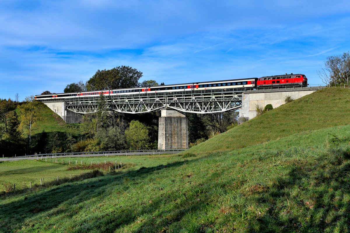 Im Herbst diesen Jahres waren die ECs auf der Allgäubahn meist nur mit einer Maschine bespannt. So auch am 20. Oktober 2019, als 218 423 den EC 196 von München HBR nach Lindau brachte. Auf die Fischbauchbrücke bei Maria Thann passte der Sechs-Wagen-Zug optimal. Interessanterweise fehlte an diesem Tage der sonst mitgeführte Panoramawagen. 