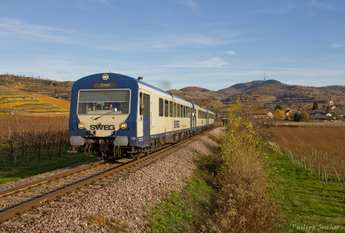 Im herbstlichen Abendlicht des 10.11.2015 haben SWEG VT 129, 128 und VS 200 soeben Oberrotweil am Kaiserstuhl hinter sich gelassen.
