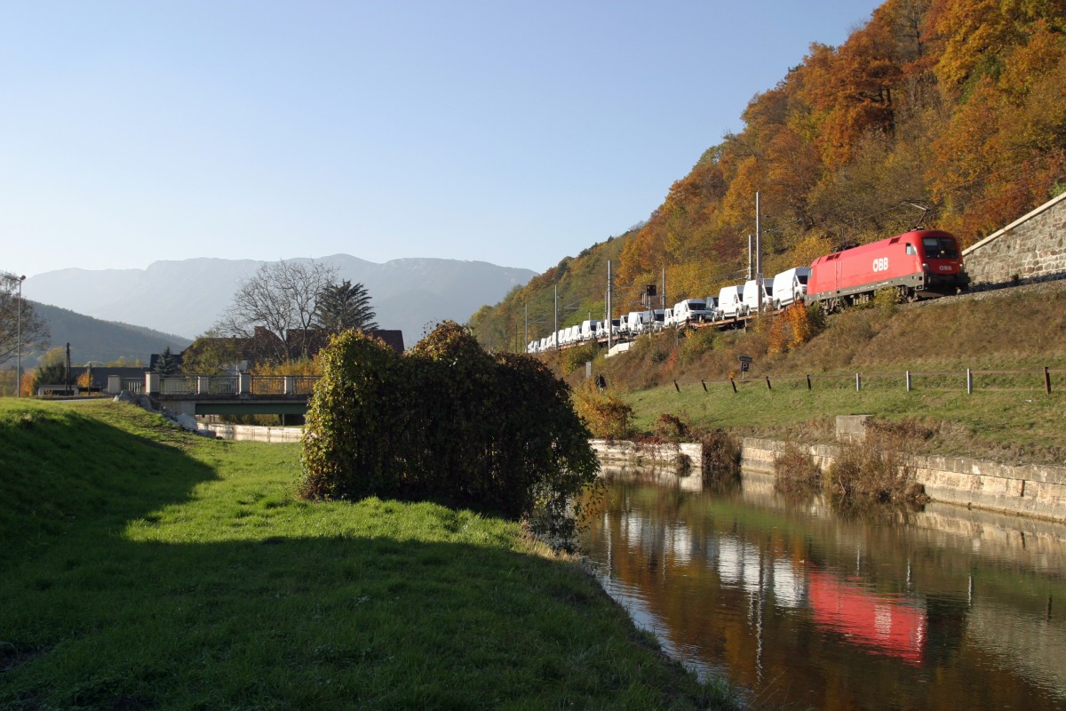 Im herbstlichen Gegenlicht spiegelt sich eine 1116 mit ihren GAG vor der Rax im Schwarza-Kanal bei Schlöglmühl am 31.10.15
