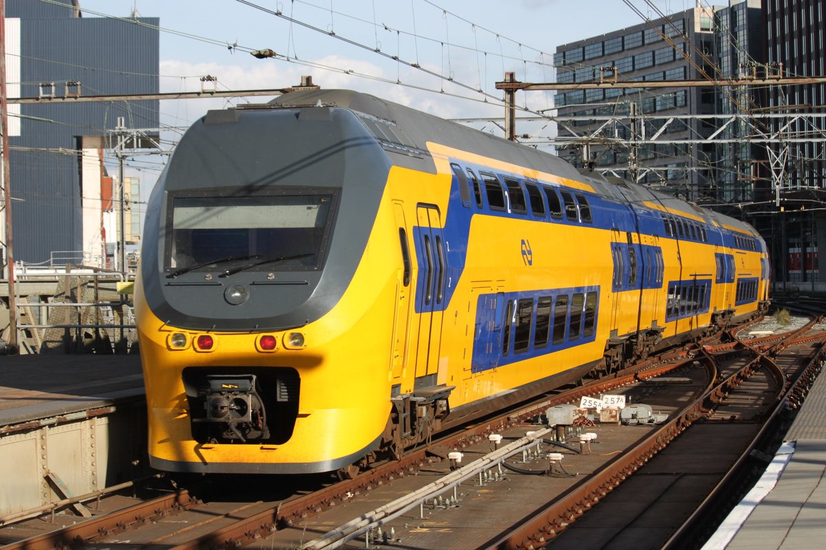 Im Herbstlicht des 05.09.2016 verlässt ein NS-Virm Amsterdam Centraal in Richtung Osten.