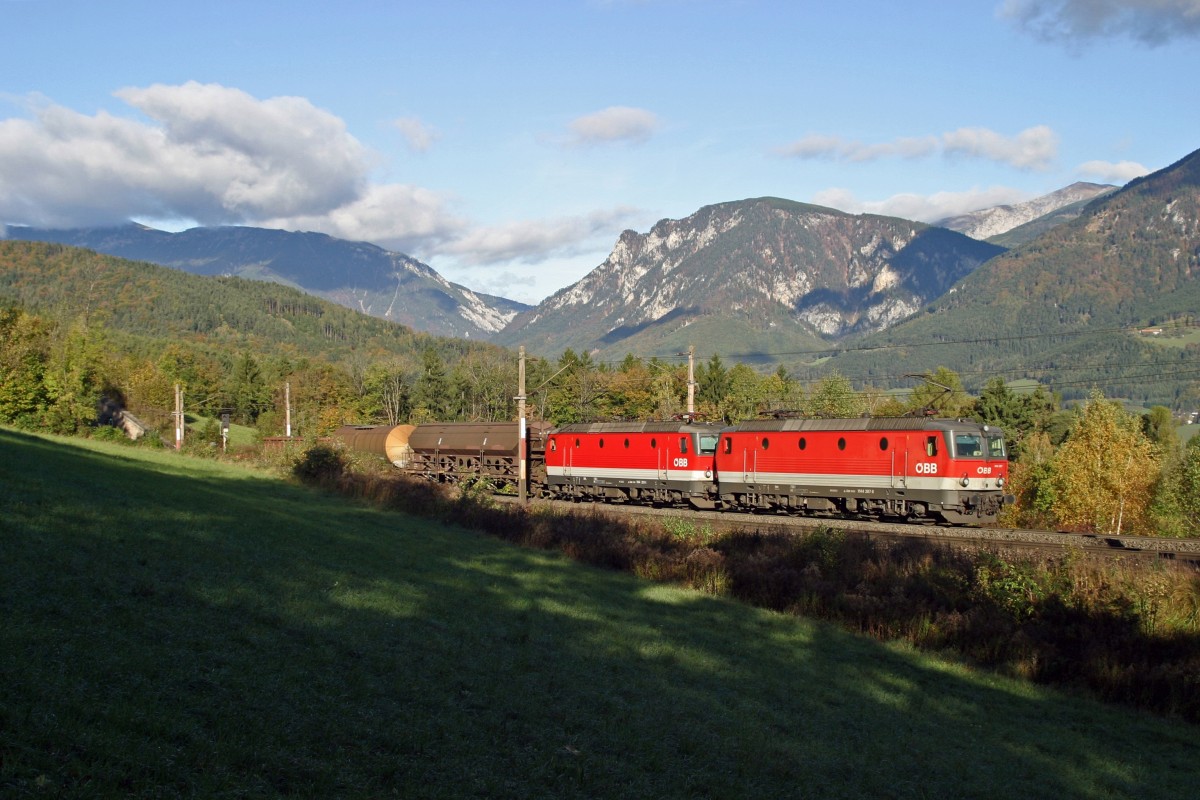 Im herrlichsten Herbstmorgenlicht fahren die bestens zusammenpassenden 1144.207+201 mit G-54703 vor der Kulisse der Rax und des Schneeberges am Eichberg bergwärts. 18.10.14
