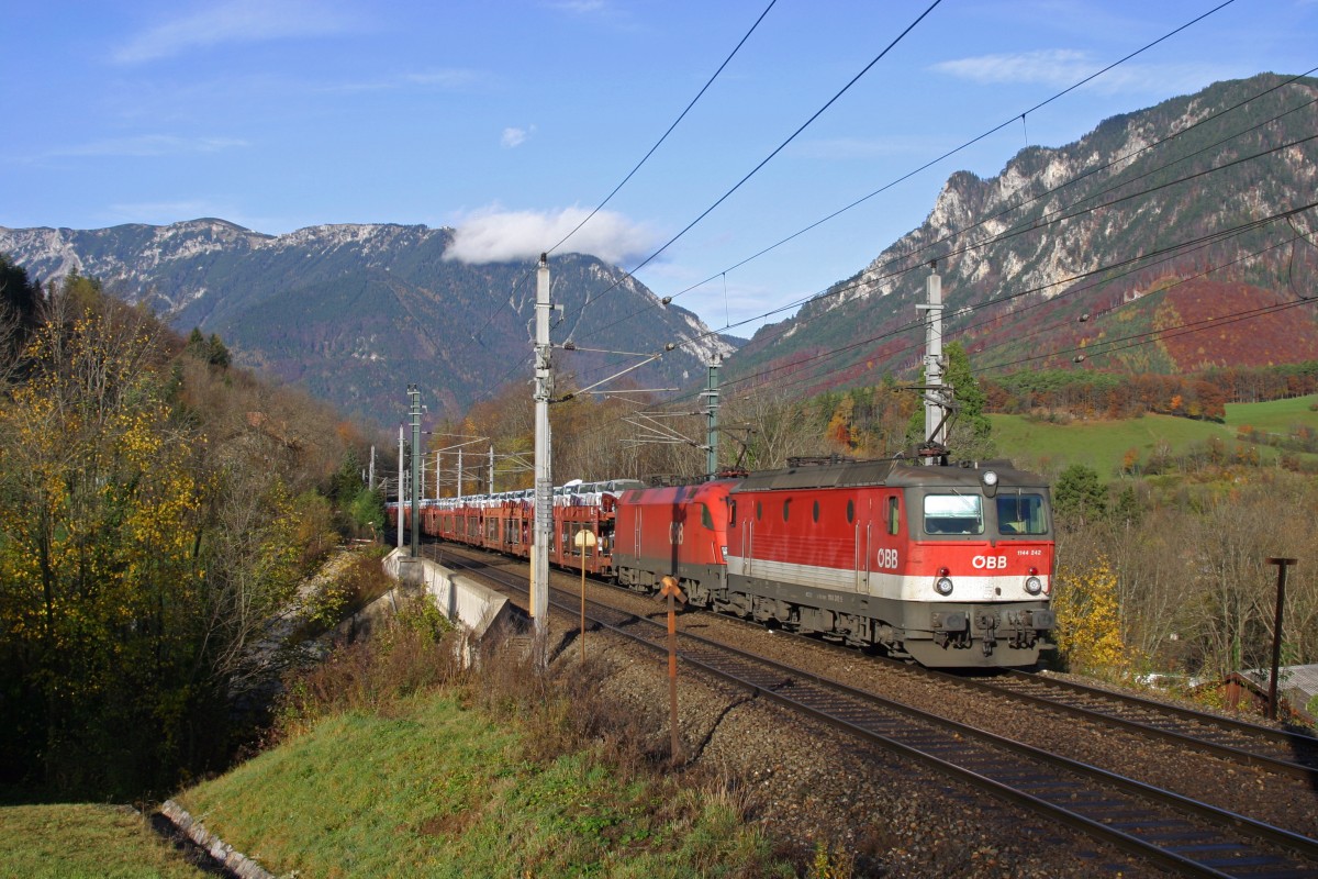 Im herrlichsten Morgenlicht mit der tollen Wolke auf der Rax überqueren 1144.242+1116 mit G-46753 den Payerbachgraben-Viadukt am 9.11.14