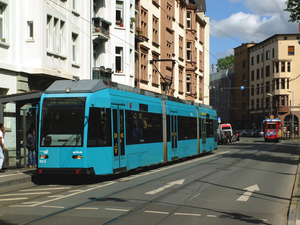 Im  Hintergrund Frankfurts ältester regelmäßig verkehrender Straßenbahntyp.
Im Vordergrund der Zweitälteste.

VGF Tw 003
Frankfurt, Börneplatz/Stoltzestraße
Linie 18, Preungesheim Gravensteiner-Platz
05.05.2024