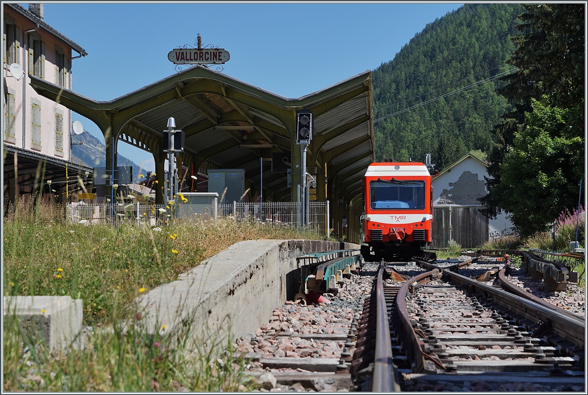 Im Hintergrund wartet ein TMR Beh 4/8 auf die Rückfahrt nach Martginy. Das auf dem Bahnübergang entstande Bild gibt einen schönen Einblick auf die hier verlegten Stromschienen und das eine oder andere Detail dieses kleinen Grenzbahnhofes von Vallorcine.

1. August 2022