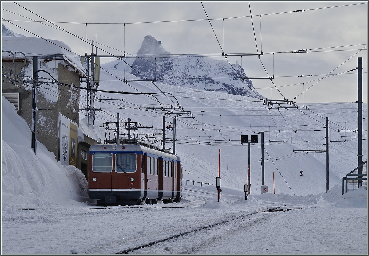 Im Hochgebirge kann das Wetter sehr rasch ändern...
GGB Beh 4/8 3042 in Riffelberg 2585 müM.
27. Feb. 2014 