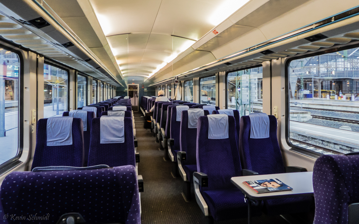 Im IC 2068 Leipzig - Karlsruhe war am 02.03.2019 dieser semi-modernisierte (es handelt sich um das aktuelle 2. Modernisierungsprogramm) Bpmz eingereiht, hier fotografiert in Leipzig Hbf (der Zug war außerhalb der Bahnhofshalle bereit gestellt).