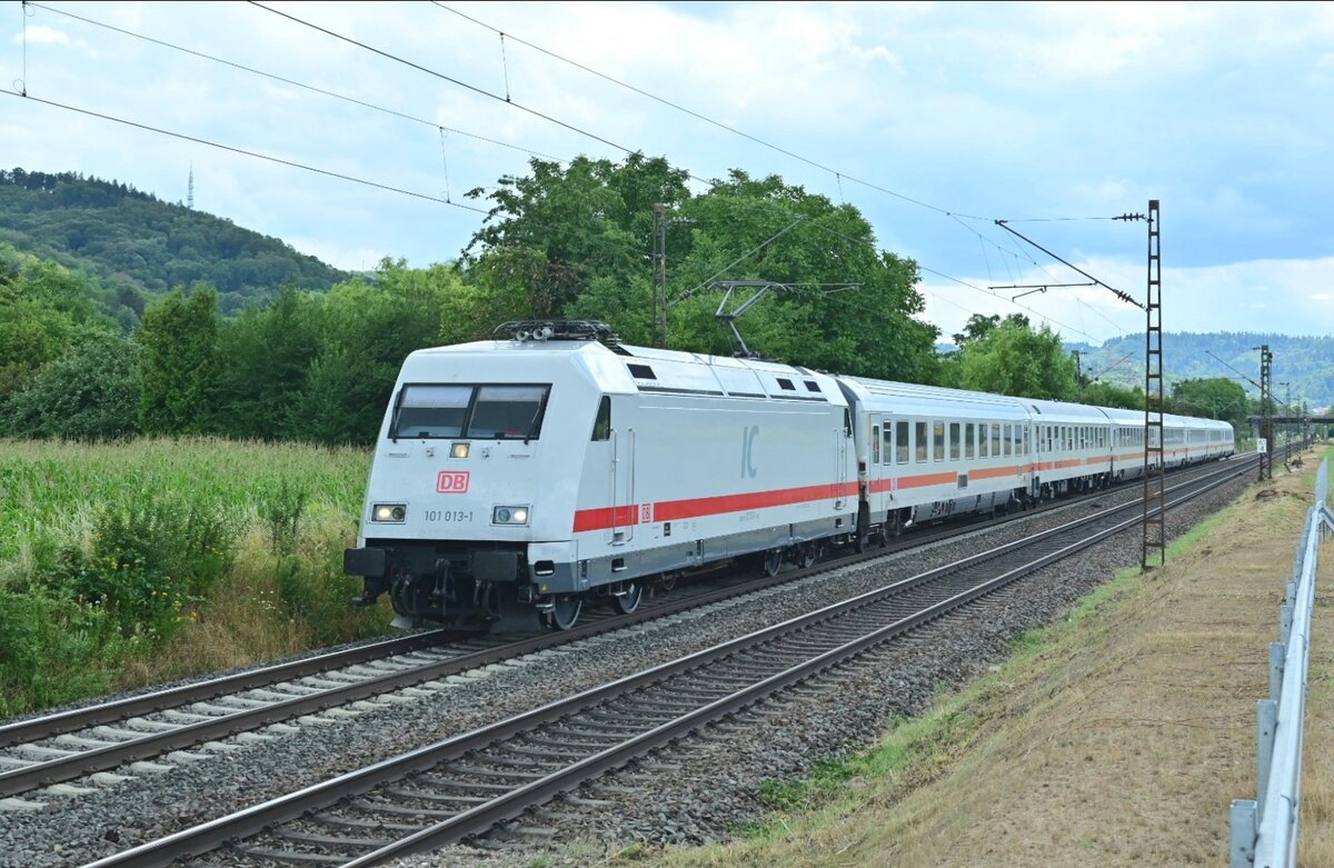 Im IC-Look kommt die 101 013 mit einem Leerwagenpark durch Weinheim Sulzbach gen Hemsbach gefahren am 26.7.2022. P..S. das Farbkleid würde den anderen 101ern auch gut stehen.