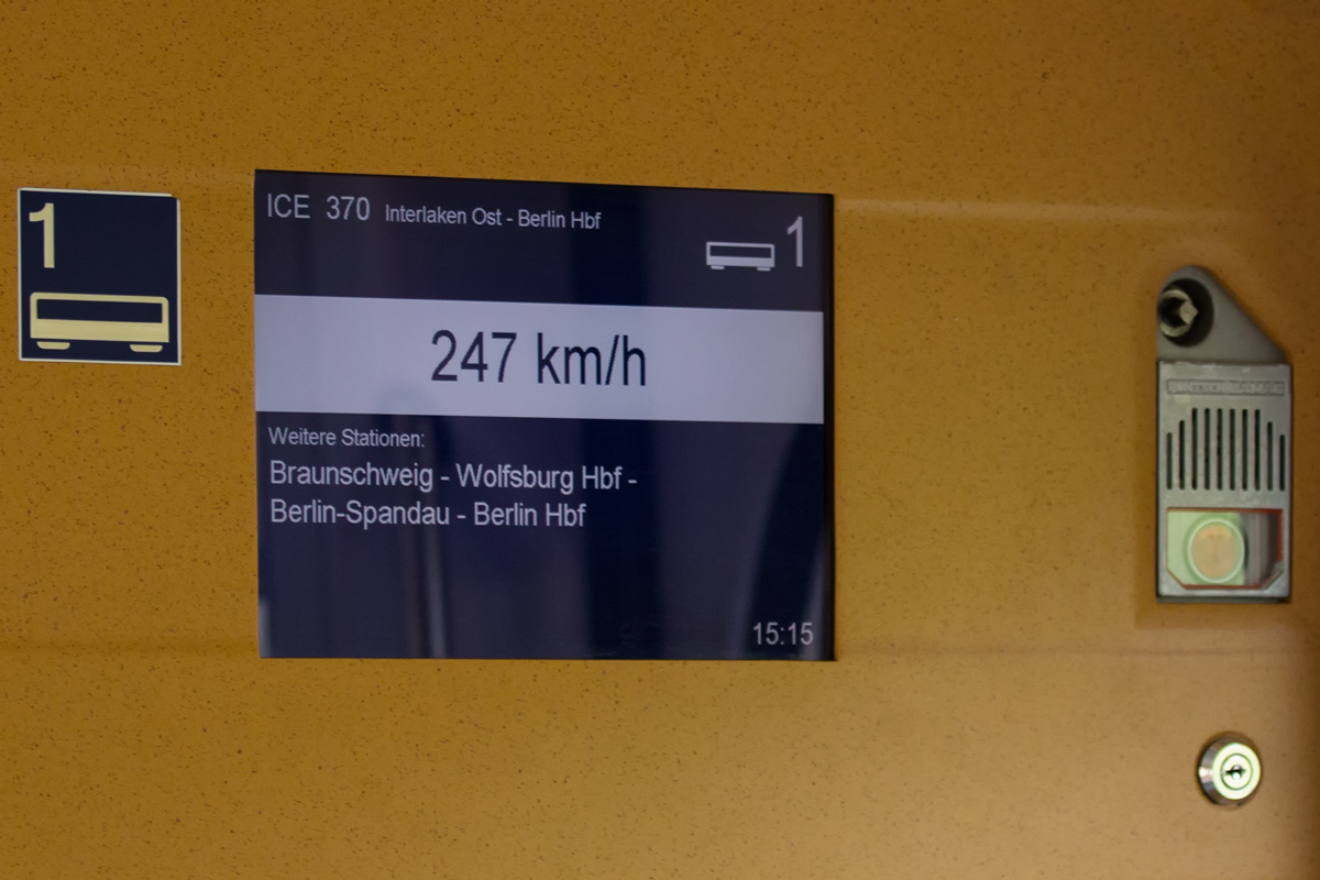 Im ICE 370 zwischen Braunschweig und Wolfsburg werden 247 km/h angezeigt. - 11.09.2015