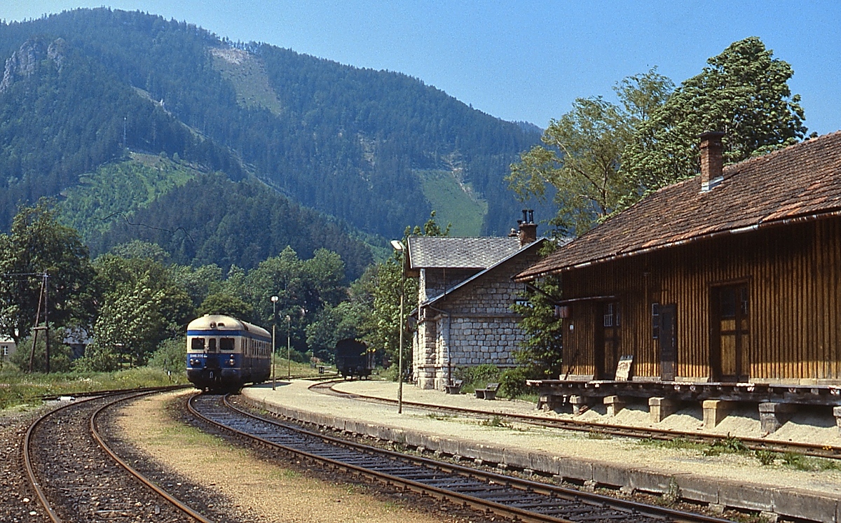 Im idyllisch gelegenen Bahnhof Kernhof steht der 5146.206-7 im Juni 1987 abfahrbereit in Richtung Freiland. Elf Monate später endete die Idylle, denn der Verkehr zwischen 
St. Aegyd am Neuwalde und Kernhof wurde am 29.05.1988 eingestellt. Während der Güterschuppen abgerissen wurde, existiert das - privat gentuzte - Bahnhofsgebäude noch.