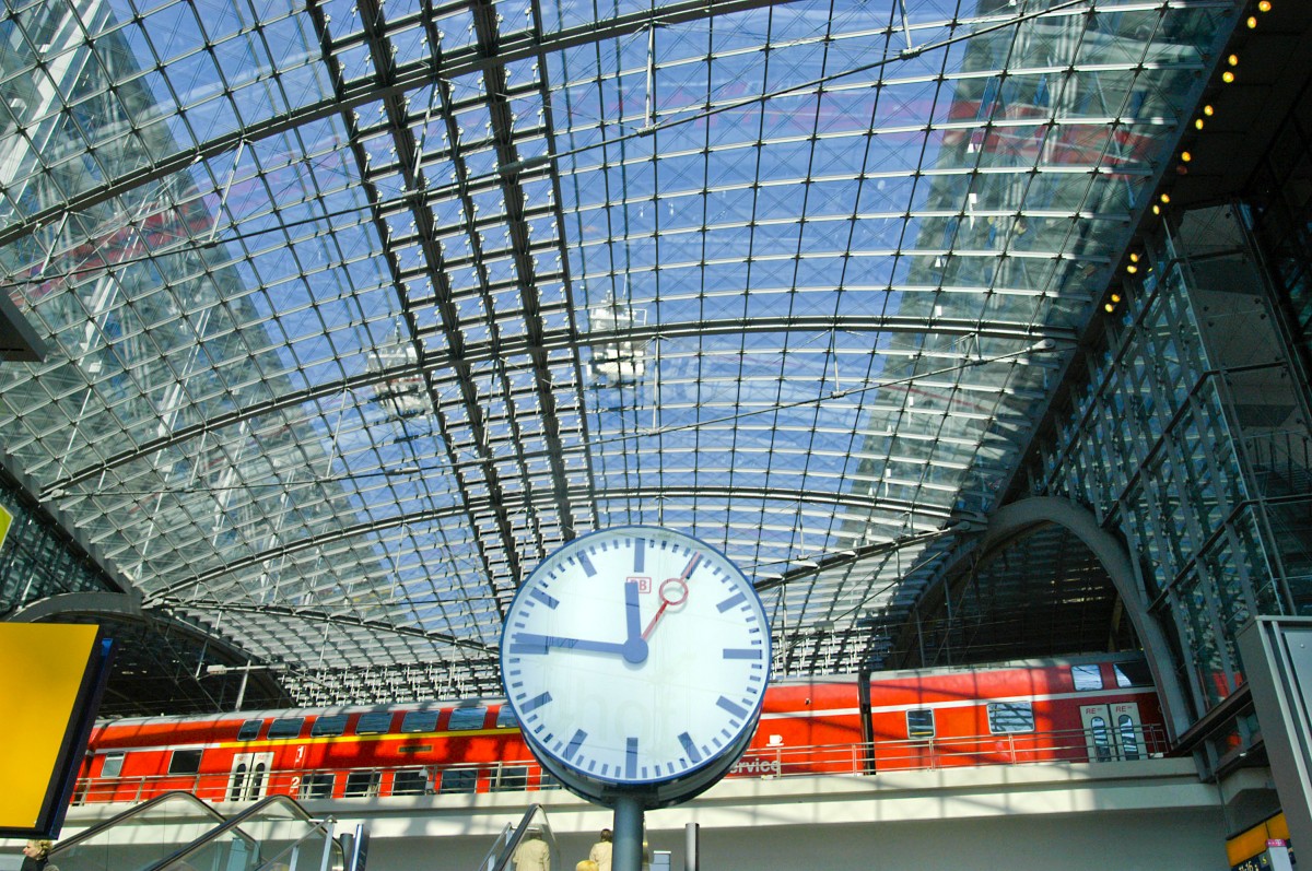 Im Innenbereich des Berliner Hauptbahnhofs. Aufnahme: April 2007.