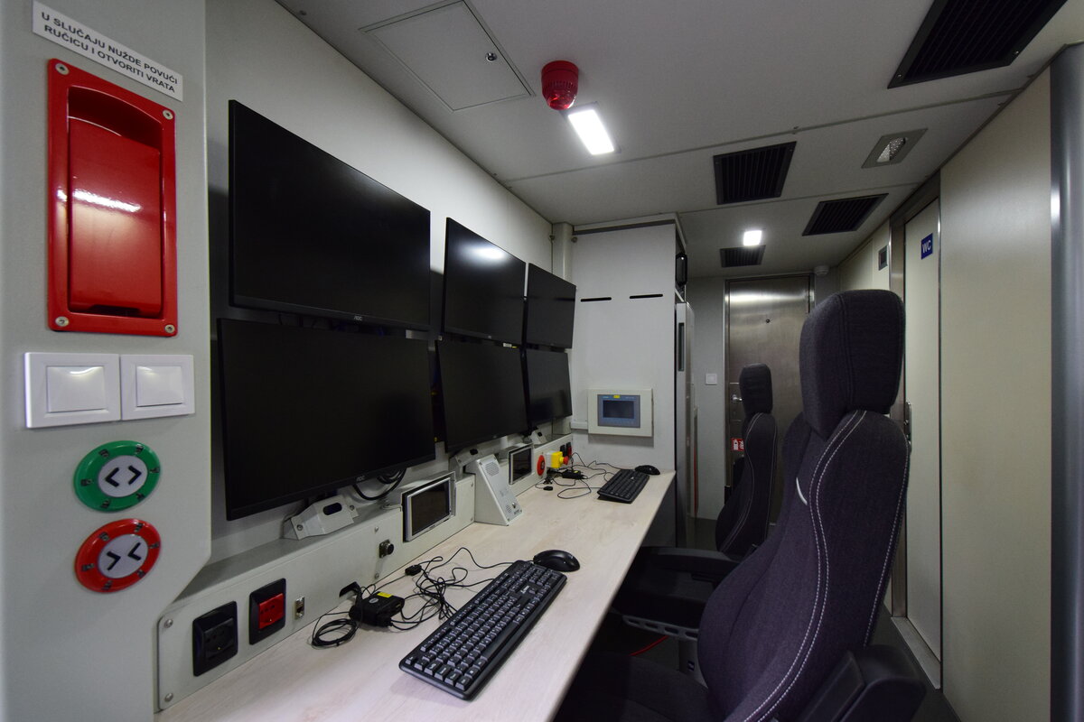 Im Innenraum des 9 021 001 wird die Messfahrt über mehrere Arbeitsplätze und etliche Bildschirme überwacht und ausgewertet.

Berlin 24.09.2024