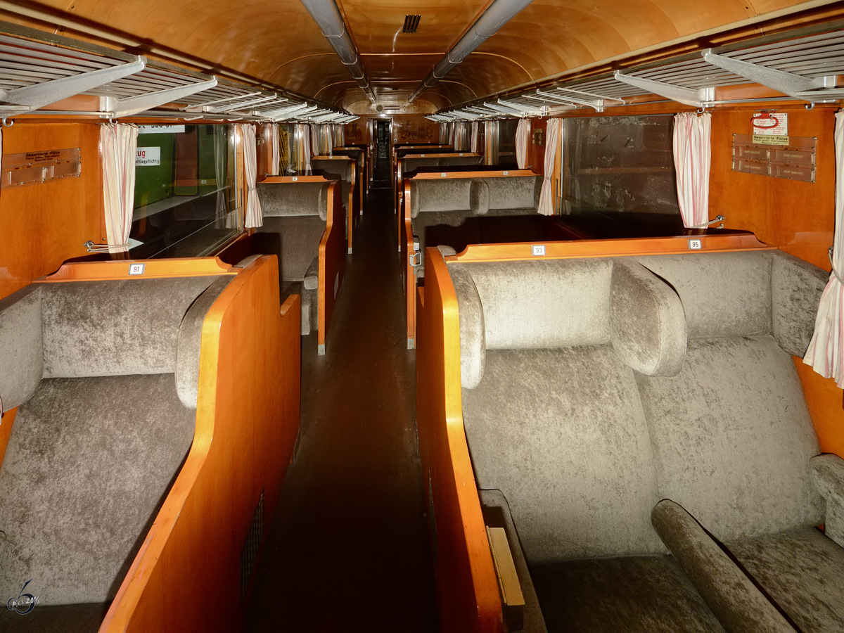 Im Innenraum des elektrischen Schnelltriebwagens ET 11 01. (Eisenbahnmuseum Neustadt an der Weinstraße, Dezember 2014)