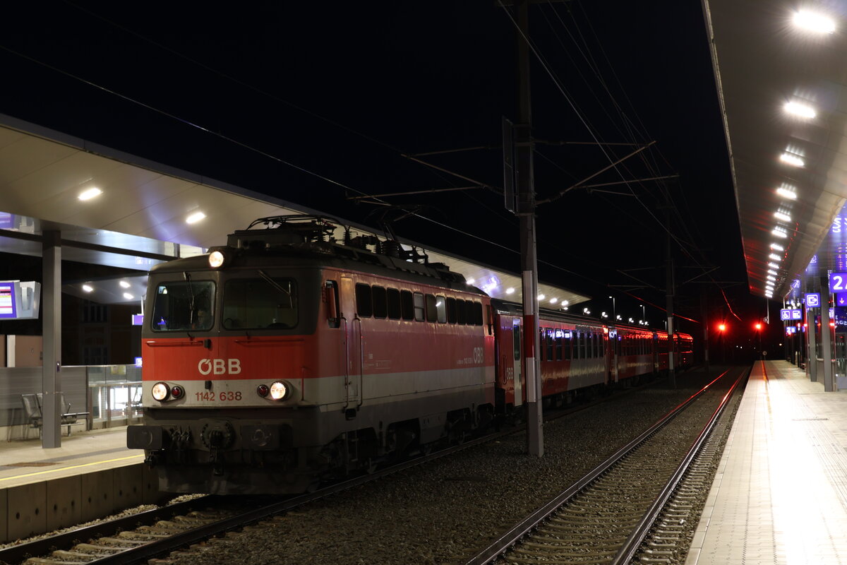 Im Jänner 2024 sind PV Einsätze der 1142 nicht mehr selbstverständlich.  Anfang Jänner 2024 konnte ich 1142 638 in Schärding aufnehmen. Kurz darauf fuhr die Lok samt Garnitur in die Abstellung. 