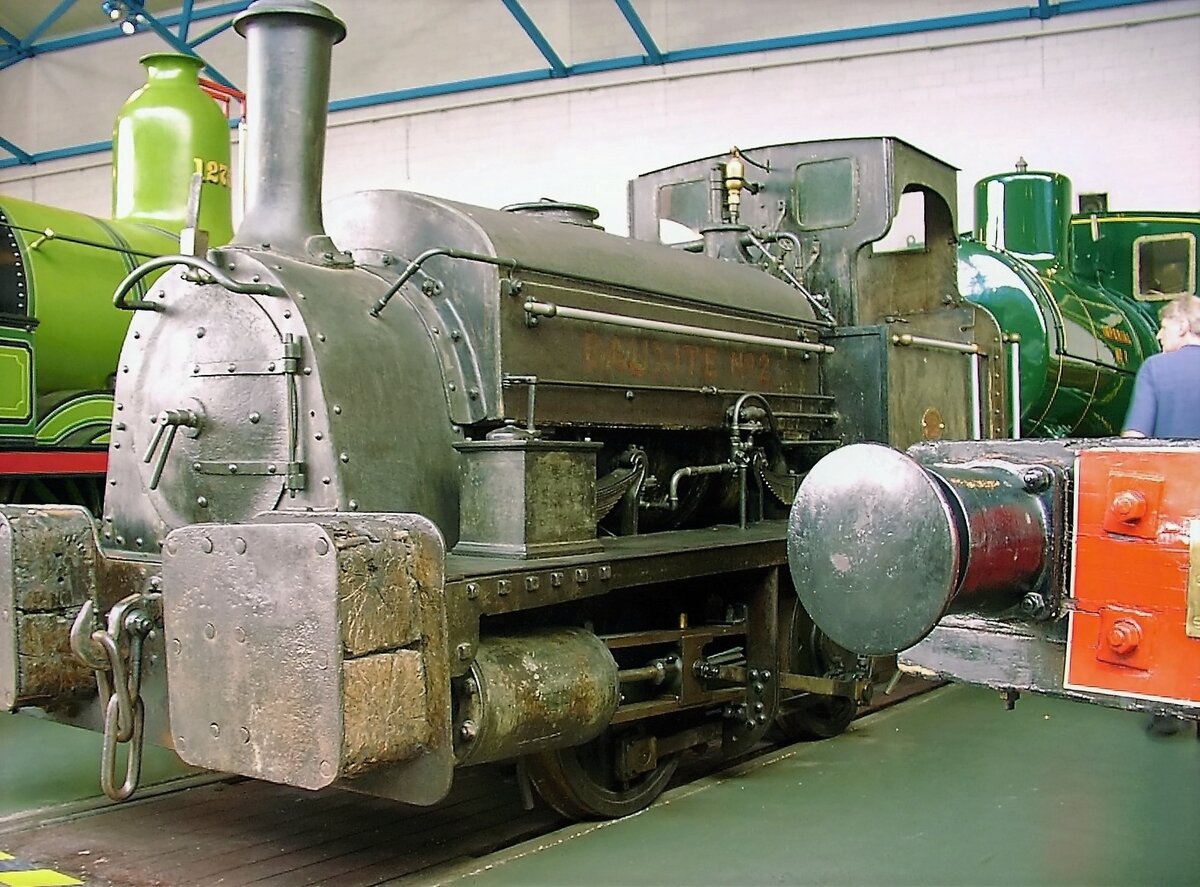 Im Jahr 1874 bestellte das Aluminiumwerk Tennant in der Stadt Hebburn in Tyneside eine 0-4-0 Satteltank-Tenderlokomotive  Bauxite Nr. 2  bei den nahegelegenen Black Hawthorn Lokomotivwerken in Gateshead. Bauxit Nr. 2 rangierte bis 1947 Züge von Bauxit-Erzwaggons in den Aluminiumhütten und ist jetzt im National Railway Museum im Zustand des letzten Einsatzes ausgestellt. Nach 73!! Betriebsjahren ist deshalb die Aufschrift auch kaum noch lesbar. Interessant sind die Puffer. 
