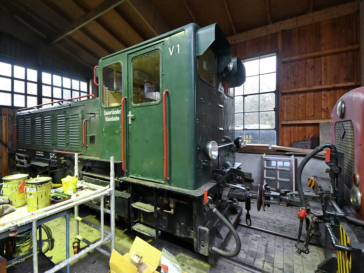 Im Jahr 1957 wurde bei Krupp die Diesellokomotive V10  Zukunft  hergestellt. (Bahnhof Hüinghausen, November 2018)