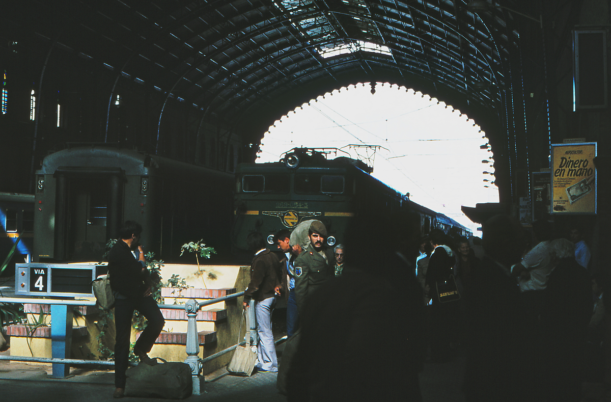 Im Jahr 1981 wurden die Nachtschnellzüge von Barcelona nach Sevilla noch von der Reihe 276 geführt. Doch an diesem Tag war die 269 054 die Zuglok. Links neben der Lokomotive steht ein Waggon der Reihe 5000/6000, wie sie ab den 1950er Jahren inDienst gestellt wurden. Sevilla Plaza Armas, Oktober 1981.
Canon AE1, Canoscan, GIMP.