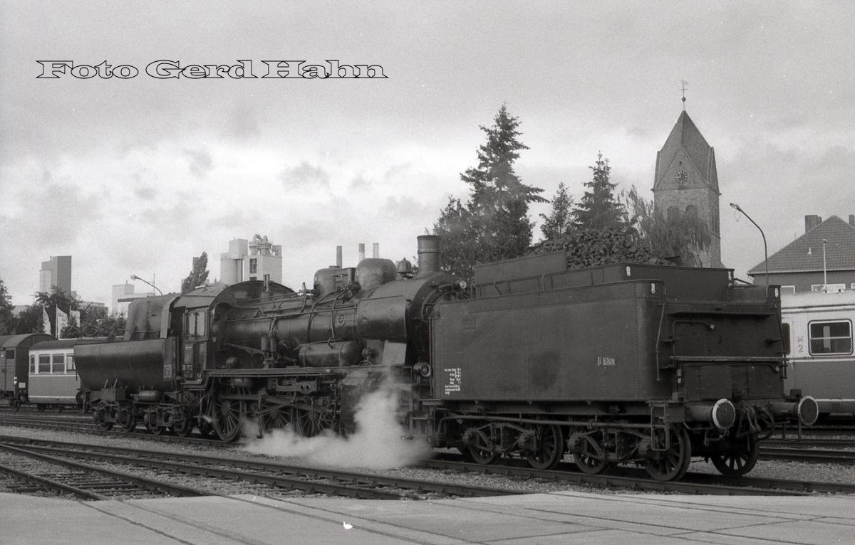 Im Jahr 1988 fuhr 381772, damals noch Eisenbahn Kurier, mit einem Wannentender. Der alte Kastentender wurde von ihr in den Schuppen der Teutoburger Wald Eisenbahn des BW Lengerich Hohne geschoben. Dabei entstand diese  Garrat Lokomotiv Aufnahme ! Heute ist Eisenbahn Tradition im BW Hohne zuhause.
