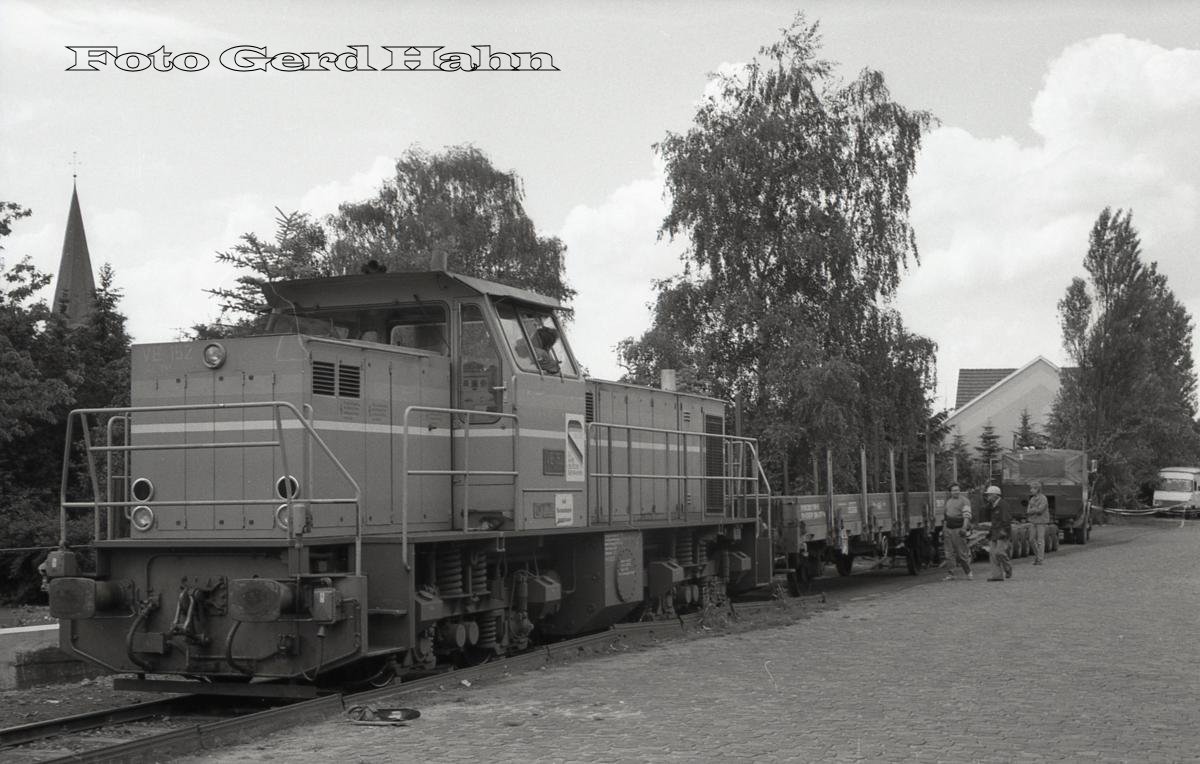 Im Jahr 1988 wickelte die Firma W&H diverse Aufträge per Bahn ab. Mit einem alten Cullemeyer Transportfahrzeug wurde die Bahnverladung zwischen dem Stadtbahnhof Lengerich und der Firma in Lengerich sicher gestellt. Hier hat TWE Lok V 152 gerade einen Flachwagen gebracht, der nun auf den Cullemeyer gezogen wird.