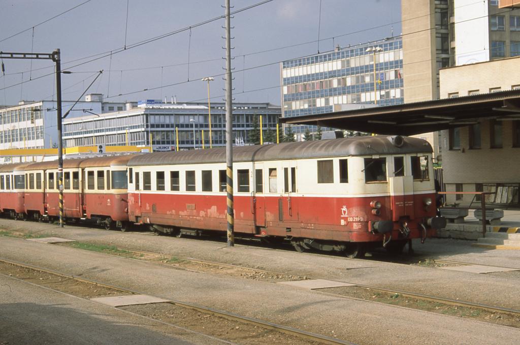 Im Jahr 2003 waren die Verbrennungstriebwagen der Reihe 830 schon eine 
Raritt im tglichen Plandienst der ZSR. Aus dem Zug heraus gelang mir noch
diese Aufnahme in Presov. Dort war gerade der VT 830211 mit Beiwagen am Hausbahn-
steig eingelaufen. 