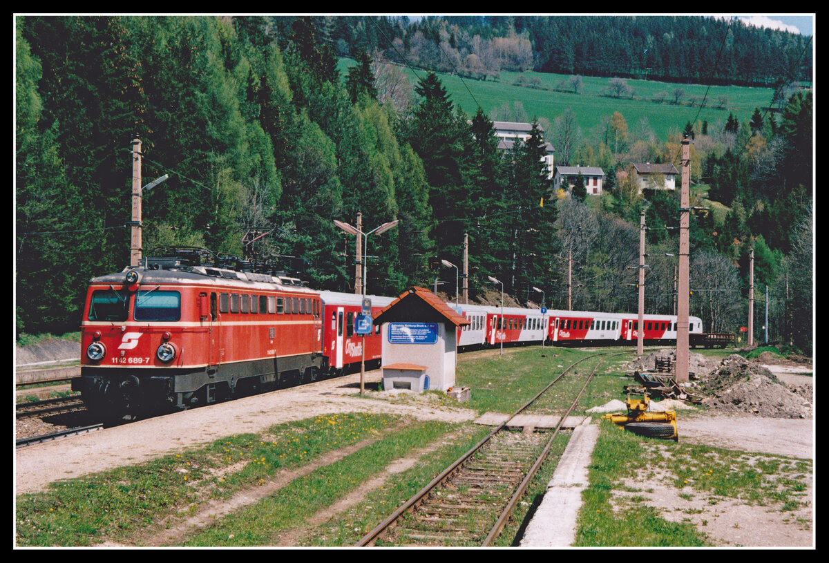 Im Jahr 2004 war der Regionalverkehr auf der Semmeringstrecke noch fest in der Hand von City Shuttle Garnituren die mit 1142er bespannt waren. Die Züge verkehrten als Eilzuge und waren bis Wien Süd durchgebunden. Heute wird der Regionalverkehr am Semmmering von Triebwagen bewältigt.Das Bild zeigt den E1555 bespannt mit 1142 689 in Breitenstein am 28.04.2004.