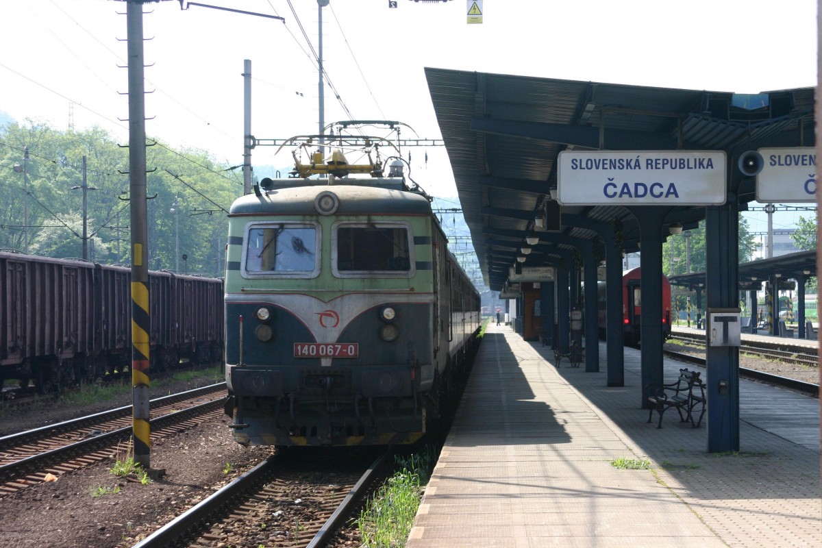 Im Jahr 2005 standen die ehrw�rdigen Bobina der Reihe 140 in der Slowakei noch 
im t�glichen Plandienst. Am 2.6.2005 h�lt 140067 vor dem Schnellzug nach Krakau
im Bahnhof Cadca.