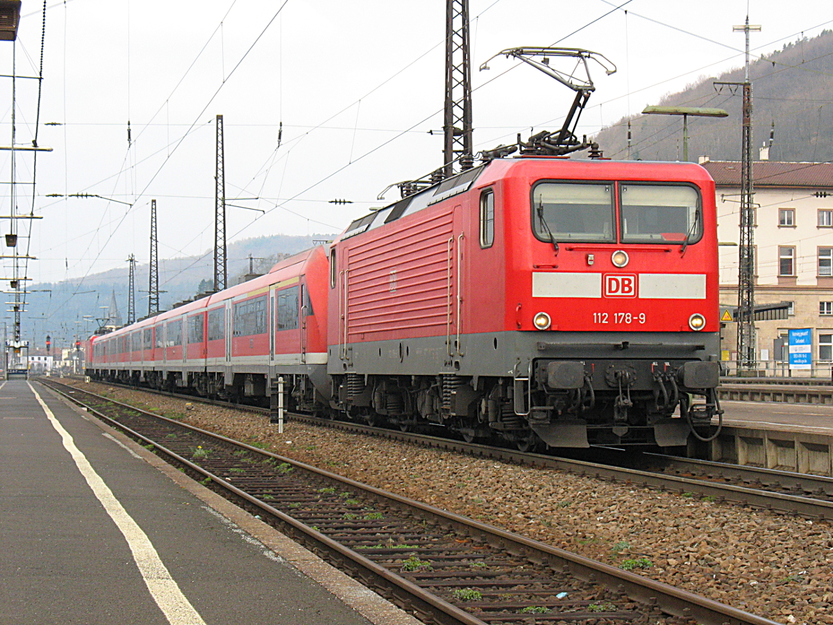 Im Jahr 2007 waren etliche Exemplare der Baureihe 112 in Nürnberg beheimatet.
Hier führt 112 178 einen Regionalexpress aus Frankfurt nach Würzburg, am Schluß schiebt 112 168. Der Zug besteht aus fünf  PUMA  - in Weiden umgebauten Wagen der Bauart Halberstadt. Die installierte Leistnug beträgt 8000kW für sieben Fahrzeuge - nur der ICE3 kann da mithalten!
Gemünden am Main, 31. März 2007