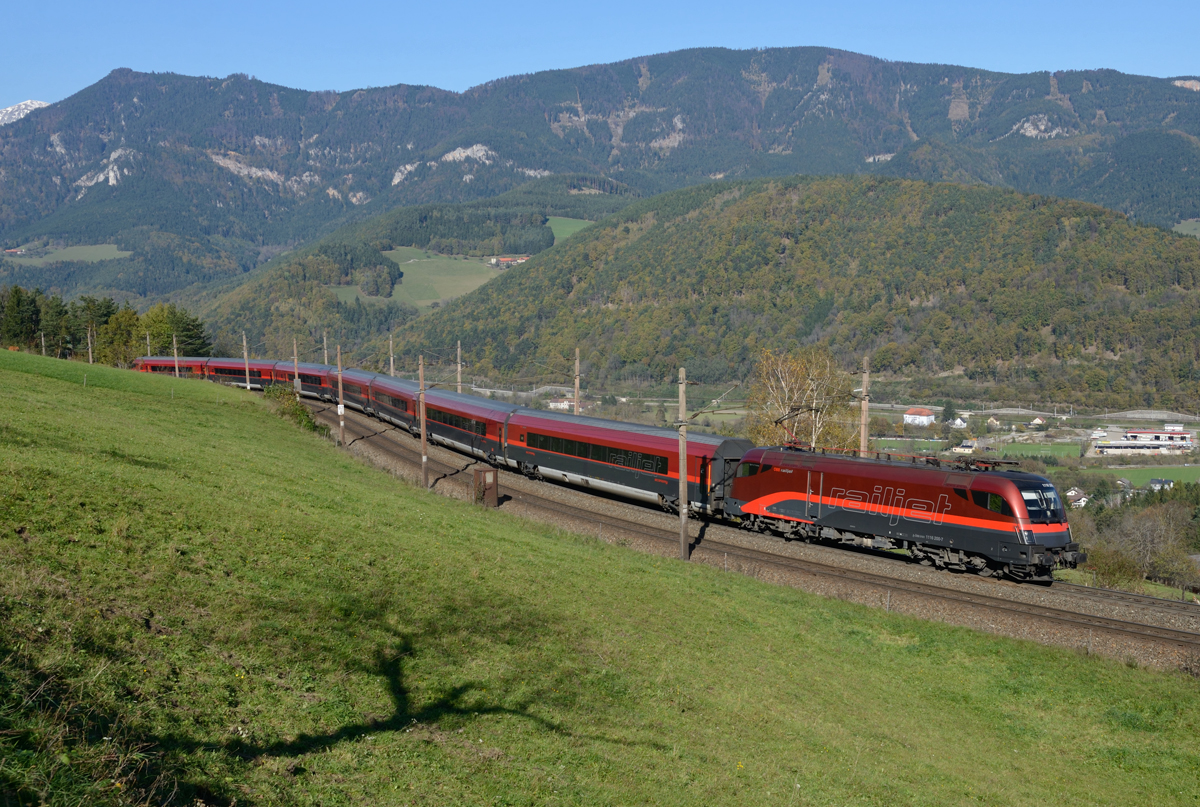 Im Jahr 2007 wurde die ehemalige  150 Jahre Semmeringbahn  Lok 1116 200 als Musterlok für die zur Auswahl stehenden RJ-Designvarianten adaptiert.
Schließlich setzte sich die Designvariante  10  mit kleinen Änderungen durch, so wurde der Farbton ein wenig  entkupfert  und der zusätzliche Zierstreifen an der Front entfiel.

Somit ist die 1116 200 ein Unikat unter den RJ-Lok und wurde von mir am 27. Oktober 2014 vor dem RJ 559 auf der Apfelwiese nahe Eichberg fotografiert.
