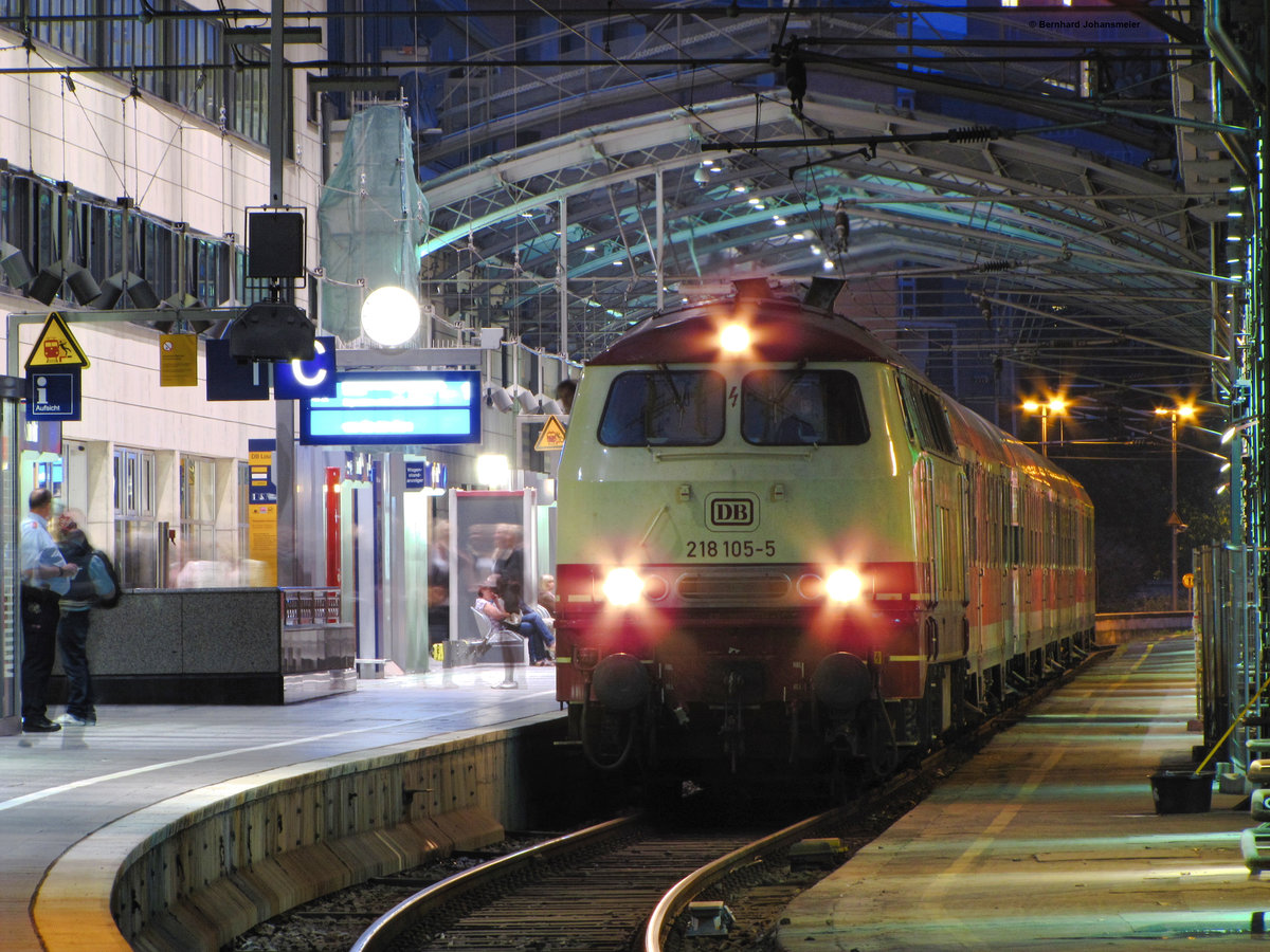 Im Jahr 2011 wurde wegen Fahrzeugmangel ein HVZ-Verstrker Umlauf auf der RB23 von Bonn nach Euskirchen mit BR218 und n-Wagen gefahren. Um den Zug an das Betriebswerk in Kln Deutzerfeld anzubinden, verkehrte eine Sptfahrt der RB24 von Euskirchen nach Kln. Hier ist 218 105-5 mit der RB24 aus Euskirchen am Abend im Klner Hbf angekommen. August 2011