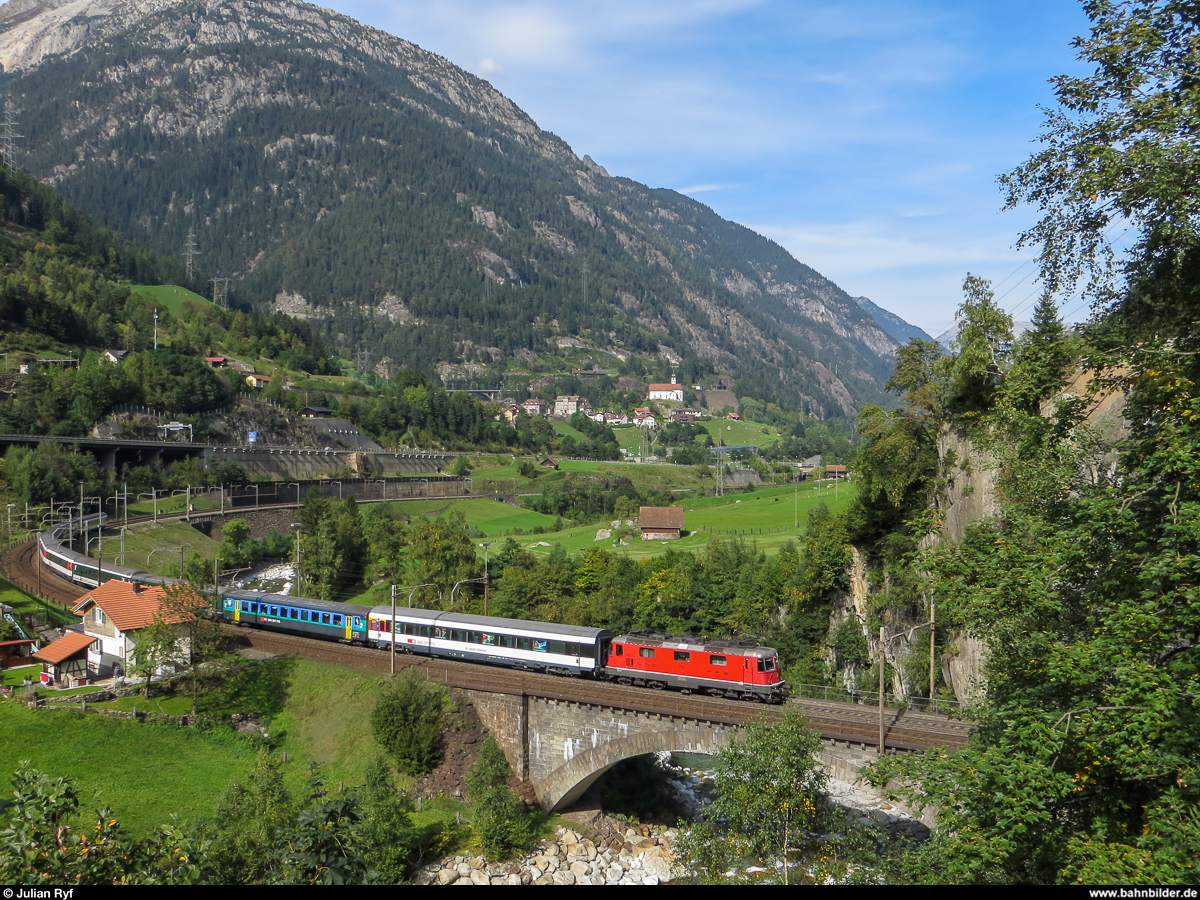 Im Jahr 2013 waren die bunten Gotthard-IR noch Alltag. Hier befindet sich eine Komposition mit Re 4/4 II, dem Salonwagen  le salon liberté  und zwei Verstärkungswagen EW II vor der Stammkomposition am 28. September 2013 auf der unteren Wattingerreusbrücke bei Wassen bei der Bergfahrt.
