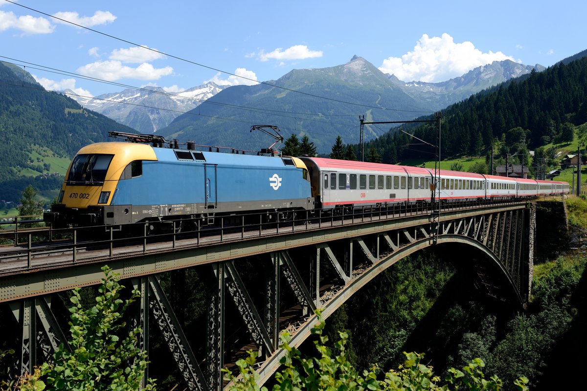 Im Jahr 2013 wurde die alte Angerschlucht-Brücke noch von Zügen befahren, obwohl die zweigleisige neue Betonbrücke im Rohbau seit 2008 fertiggestellt war. Die Arbeiten ruhten jedoch auf Grund eines Einspruchs gegen die nachträglich durchgeführte Umweltverträglichkeitsprüfung. So bildete die bald 100-jährige Stahlkonstruktion nach wie vor ein herrliches Fotomotiv - hier mit IC 691 nach Salzburg am 27. Juli 2013 festgehalten. Erfreulicherweise wurde in der betreffenden Fahrplanperiode dieser Zug mit ungarischen Tauri traktioniert - eine Zwischenverwendung zum Kilometerausgleich zwischen ÖBB und MAV.