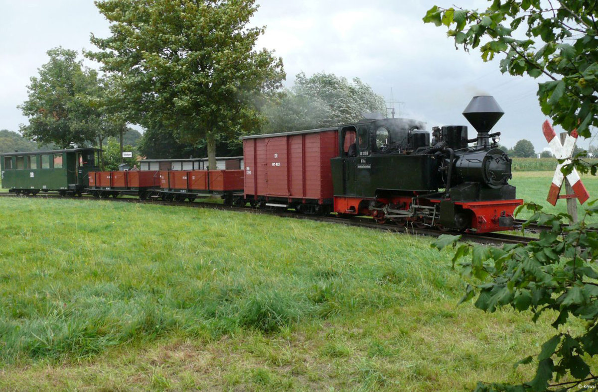 Im Jahr 2014 war die Waldbahn-Lokomotive  »99 3312-8«  [Borsig 8472 Bj.1912]  zu Gast bei der DKBM in Gütersloh. Hier wartet die Lok am 17.08.2014 im Bf Rödelheim (i.W.) mit ihrem GmP in Richtung Postdamm auf den Gegenzug.