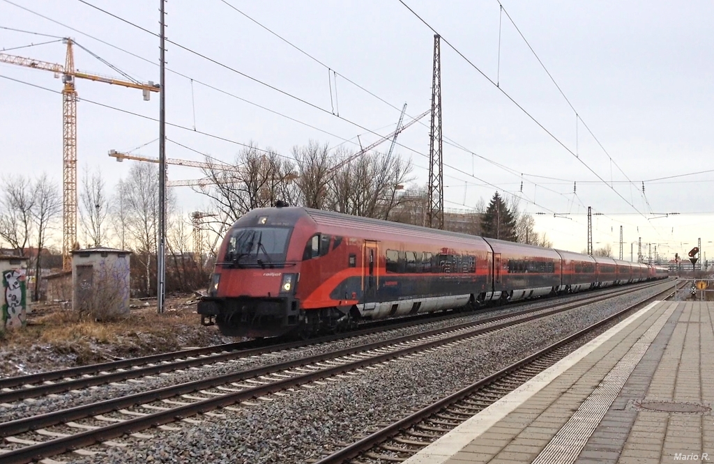Im Jahr 2016 gab es die Situation, dass aufgrund von Bauarbeiten Railjet und EuroCity vereinigt bis Rosenheim geführt wurden. RJ63 und EC85 waren hier am 3.3.16 bei Berg am Laim in Richtung Rosenheim unterwegs.