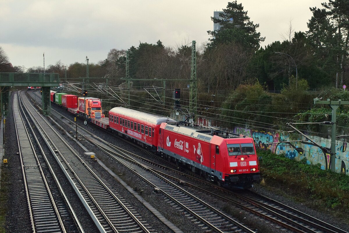 Im Jahr 2023 wurde zum ersten Mal neben den Coca Cola Trucks auch ein Coca Cola Zug durch Deutschland geschickt. Dafür wurden 185 204 und 185 207 extra geschwaschen und beklebt. Ebenso passend farbene Güterwagen und 2 Reisezugwagen von Gff. Das Highlight des Zuges war der Coca Cola Truck auf dem Rola Wagen in der Zugmitte. Hier fährt der Zug zwischen Hamburg Hbf und Hamburg Altona im Gegengleis da er nur über die innere Kurve Gleis 12 erreichen kann und in Kürze ein IC nach Kopenhagen über das Regelgleis fährt.

Hamburg 20.12.2023