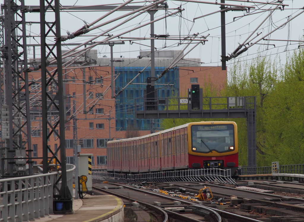 Im Jahre 1921 hatten sich die Bahn-Verantwortlichen fr die Stadt-, Ring- und Vorortbahn fr den elektrischen Betrieb mit Gleichstrom 800 V mit 3. Schiene entschieden.
Offensichtlich eine gute Entscheidung.
Hier die 481_482 auf der S 7 nach Ahrensfelde bei der Einfahrt in Berlin Hbf am 23.04.2013. 
