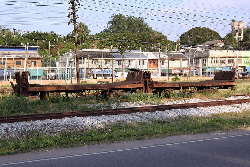 Im Jahre 1978 wurden im Makassan Workshop 17 Wagen der Gattung ข.ต.(ข.ต.=L.S./Low Sided Wagon, Nummerngruppe 1027-1176, gebaut 1938 in Japan) in Flachwagen umgebaut und als ช.ค.(ช.ค.=M.P./Mobile Platform Wagon) bezeichnet. - Das Bild zeigt den ช.ค.5 und 7 am 19.M�rz 2026 in der Surat Thani Station.