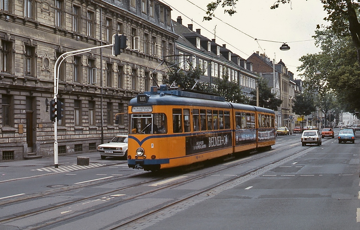 Im Jahre 1984 befährt ein Triebwagen der Serie 3801-3816 die am 15.06.1985 stillgelegte Talbahn in Wuppertal-Barmen