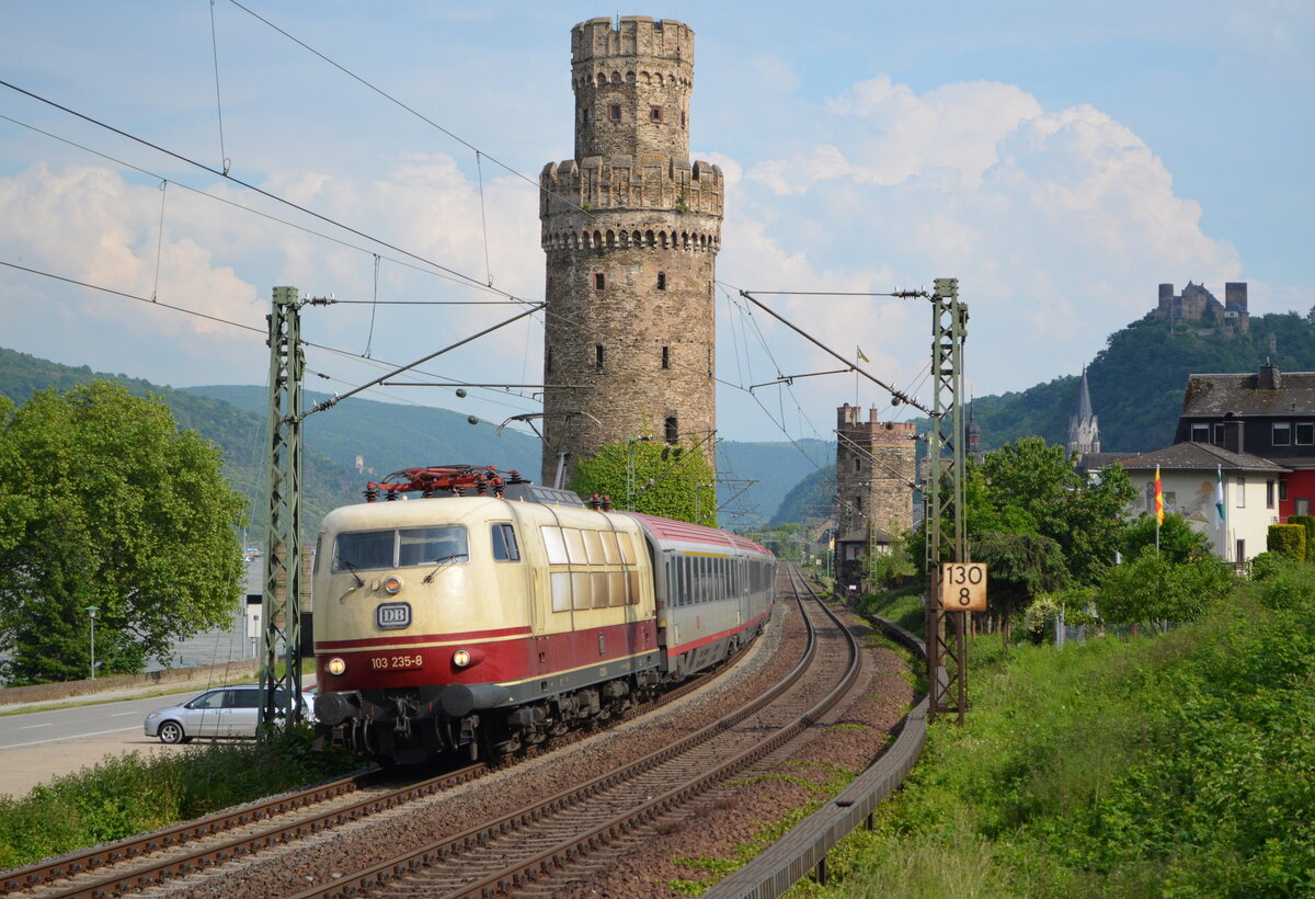 Im Jahre 2013 war 103 235 noch im Planeinsatz bei DB Fernverkehr und passierte am 8. Juni bei bestem Wetter mit IC 118 nach Münster das bekannte Fotomotiv in Oberwesel. 