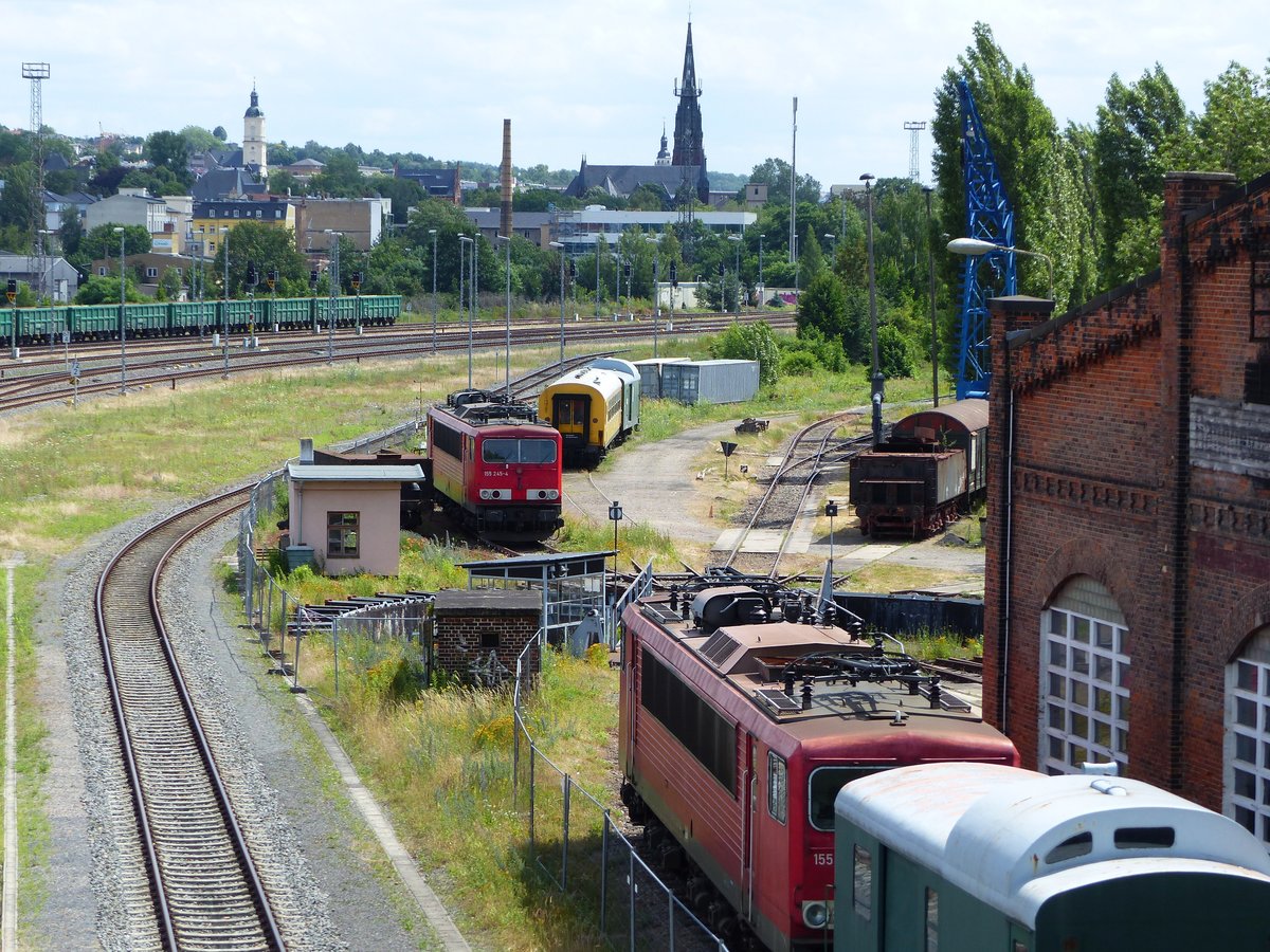 Im Jahre 2026 soll der elektrifizierte Ausbau der Mitteldeutschland Verbindung über Gera beginnen. Ein guter Grund schonmal ein paar E-Loks 155 245-4 und 155 061-5 in Gera am 4.7.2020 zu parken 😁.