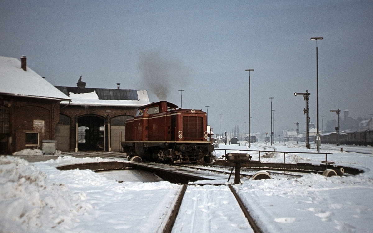 Im Januar 1979 wurden 3 Lokschuppenstände und die Drehscheibe des 1956 aufgegebenen BW Frankenberg noch genutzt. 211 181 wird in Kürze den mittäglichen Schülerzug nach Marburg bespannen.