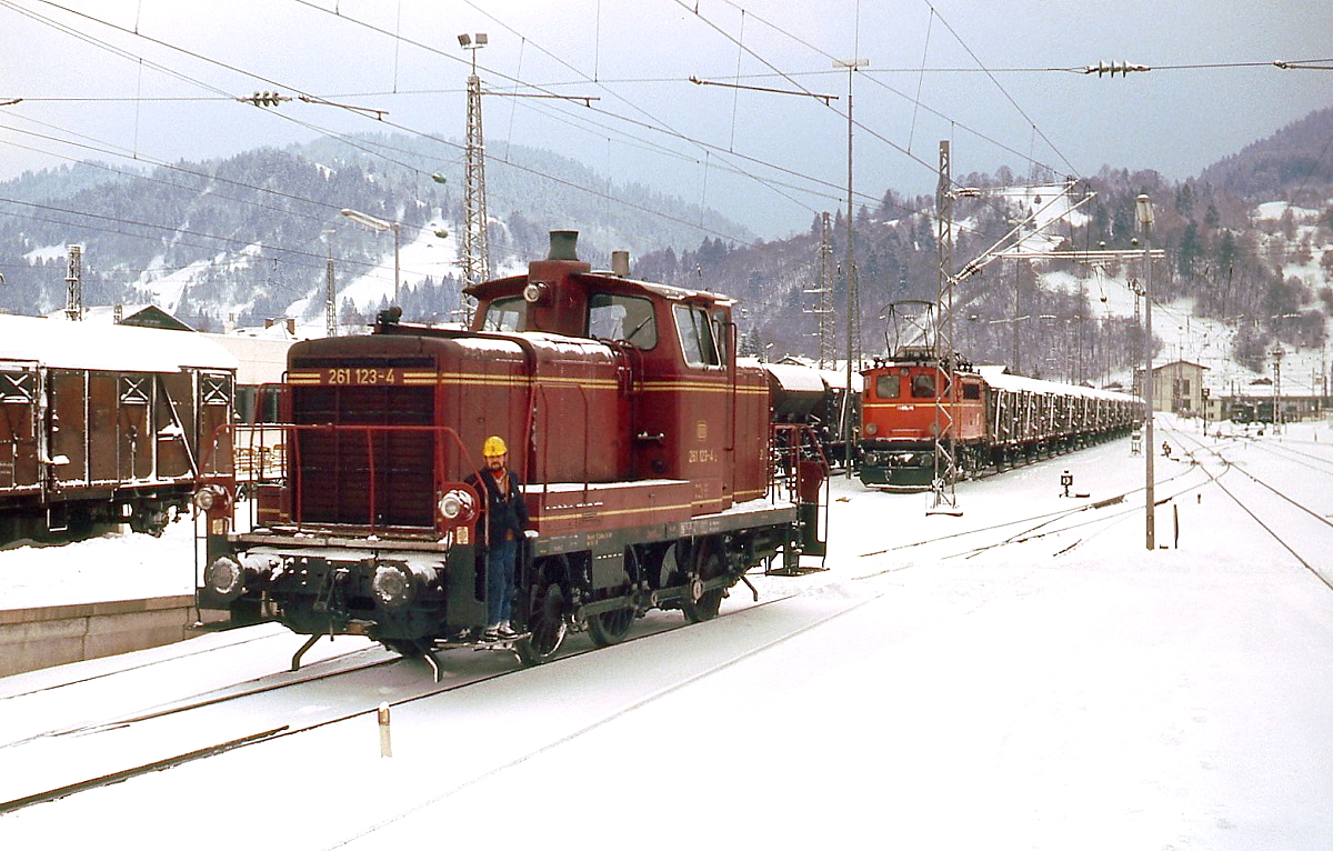 Im Januar 1980 rangiert die 261 123-4 im Bahnhof Garmisch-Partenkirchen, im Hintergrund eine 1145 der ÖBB. Zunächst war meine Enttäuschung groß, denn im vorherigen Winter wurde noch die Baureihe 160 eingesetzt, aber es ist auch eines meiner wenigen Fotos der Baureihe 260 in der Originalfarbgebung.