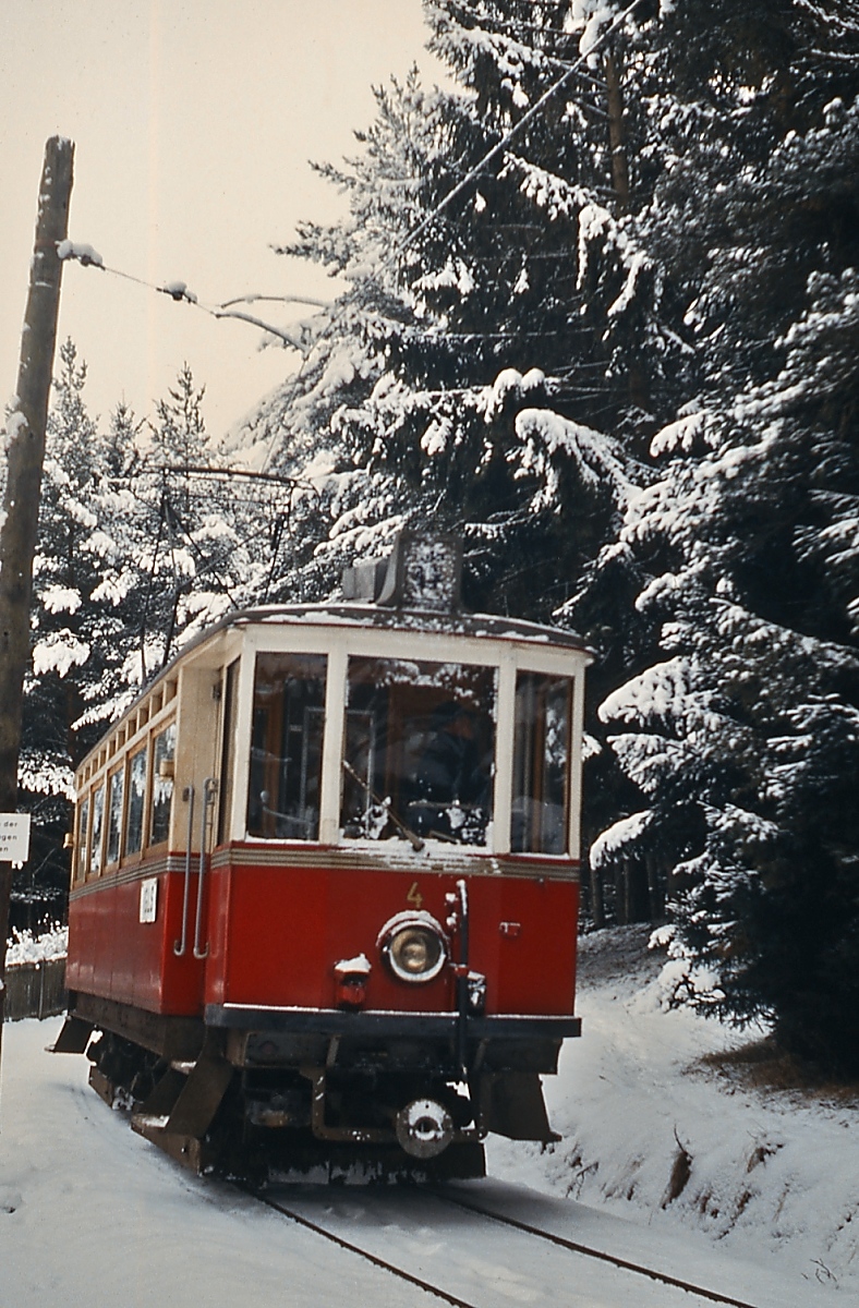 Im Januar 1980 setzten die Innsbrucker Verkehrsbetriebe die 1909 bei Joh. Weitze/Graz beschafften Triebwagen 2-4 noch auf der Mittelgebirgsbahn ein, hier fährt Tw 4 von Innsbruck hinauf nach Igls. Im folgenden Jahr wurden die Fahrzeuge aus dem Plandienst zurückgezogen.