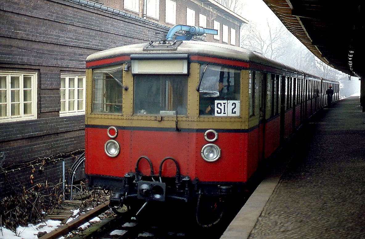Im Januar 1981 ist ein 275-Halbzug im damaligen Endbahnhof Wannsee angekommen