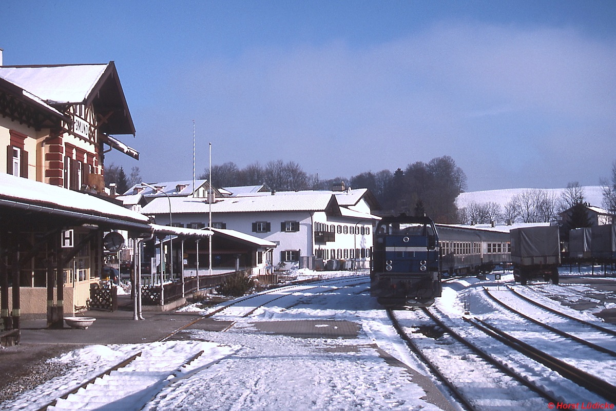 Im Januar 1991 fährt die TAG-Lok 14 in den Bahnhof Gmünd ein