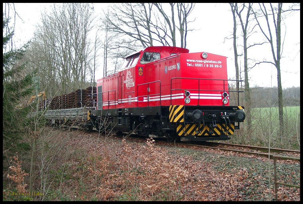 Im Januar 2004 war der Wiederaufbau des Haller Willem in vollem Gange. Dabei wurde auf Lok GEORG von Rose Gleisbau eingesetzt. Hier erreicht sie am 14.1.2004 mit einem Zug neuer Ypsilon Schwellen den Stadteil Osnabrück Sutthausen.