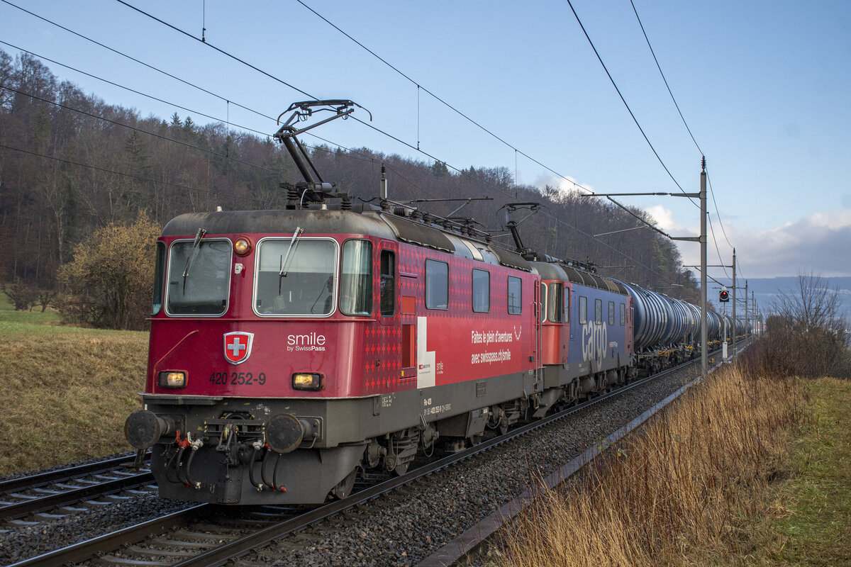 Im Januar 2022 war wieder eine Re 10/10 für SBB Cargo International unterwegs: Re 420 252-9 und Re 6/6 11622  Suhr  sind mit einem Kesselzug nach Basel unterwegs, aufgenommen bei Villnachern am 20.01.2022.