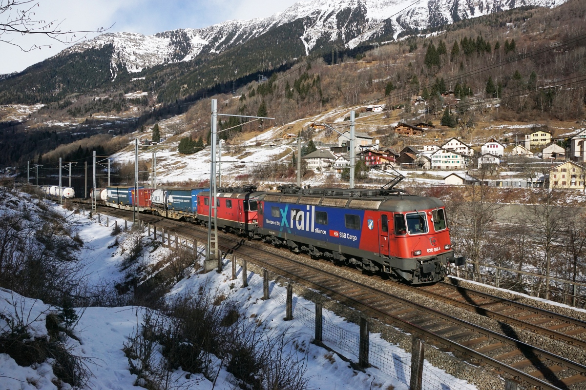 Im Januar verzieht sich die Sonne in der Leventina schon relativ früh hinter die Berge. So musste ich für den nächsten Güterzug, welcher mit der Re 620 088-5 und der Re 4/4 II 11271 bespannt war, eine Notstelle suchen (Rodi-Fiesso, 23.01.2016).