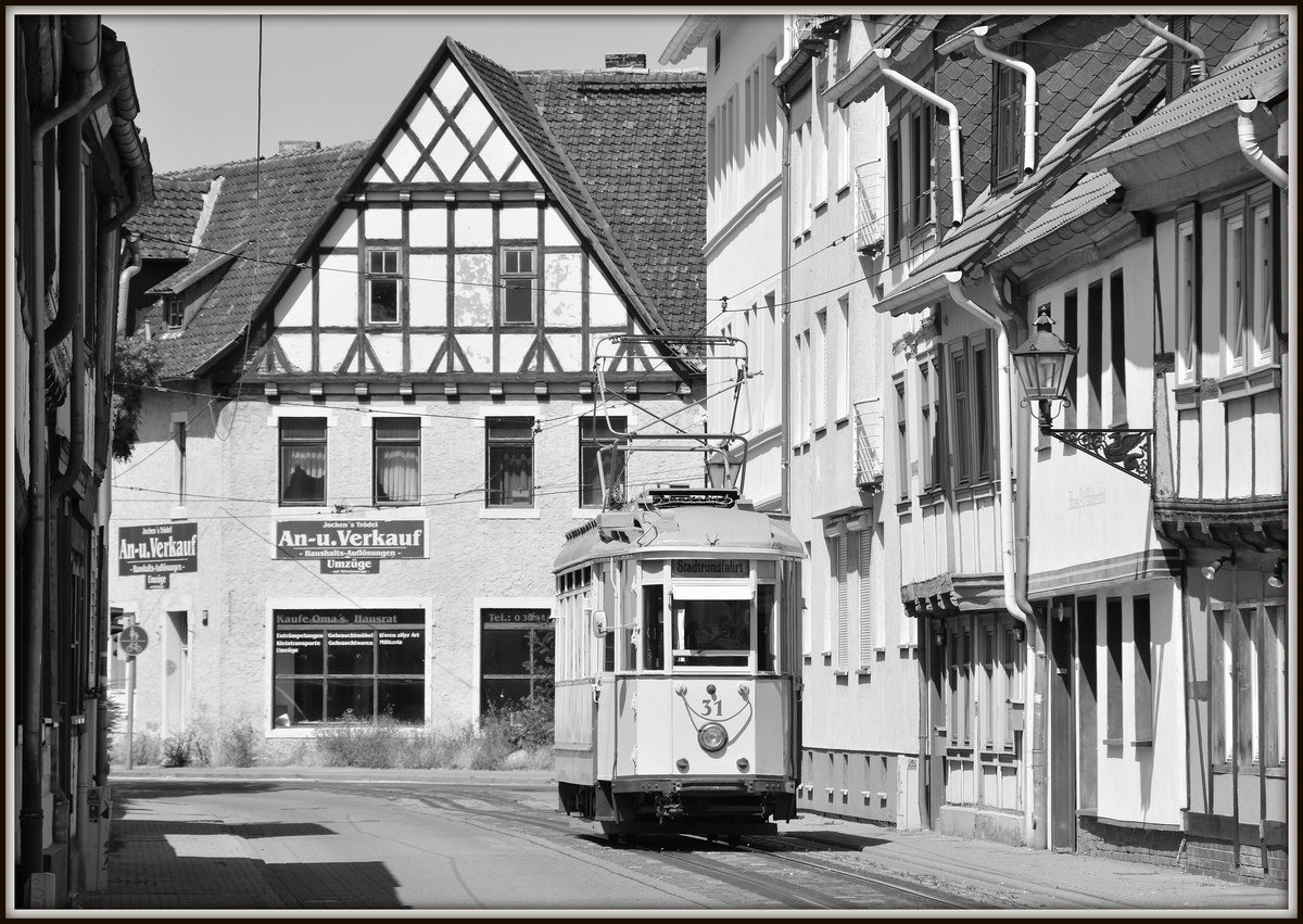 Im Juli 1940 befuhr der Tw31 die Gröperstraße in Halberstadt auf dem Weg zur Endhaltestelle Friedhof. So könnte man das Bild beschreiben. Doch wurde dieses Bild am 26.7.19 aufgenommen. Die zahlreichen Fachwerkhäuser und der Linder Tw31 lassen einem in die Zeit zurück fallen als die Lindner Triebwagen noch das Straßenbahnbild von Halberstadt prägten.

Halberstadt 26.07.2019