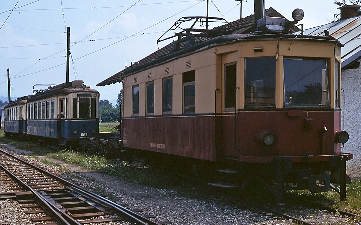 im Juli 1973 ist der 1912 von der Grazer Waggonfabrik gebaute ET 23 101 der Lokalbahn Gmunden-Vorchdorf in Vorchdorf-Eggenberg abgestellt, er wurde damals noch als Arbeitstriebwagen benötigt. Heute befindet er sich im Historama Ferlach. Dahinter sind die ET 602 und 603 der Kleinbahn Pforzheim-Ittersbach zu erkennen.